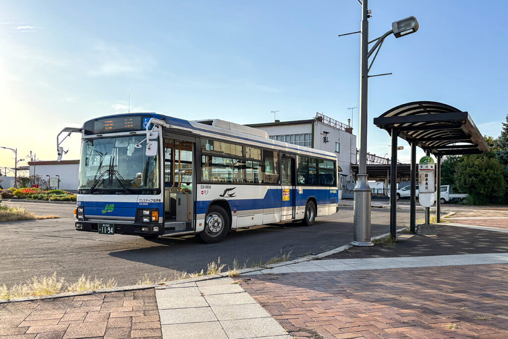 深川駅前のロータリーに到着。3時間34分のバス旅