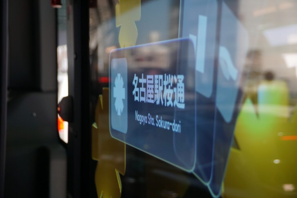 停留所表示も窓ガラスに表示される！