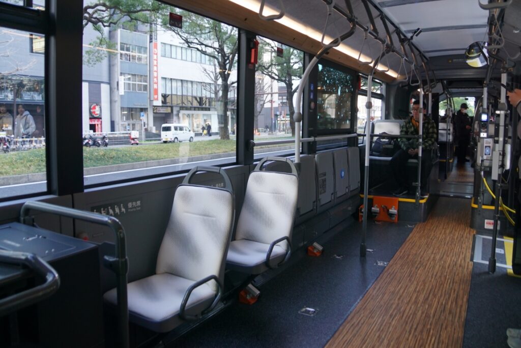 幅の広さの割には座席数は少ない前の車