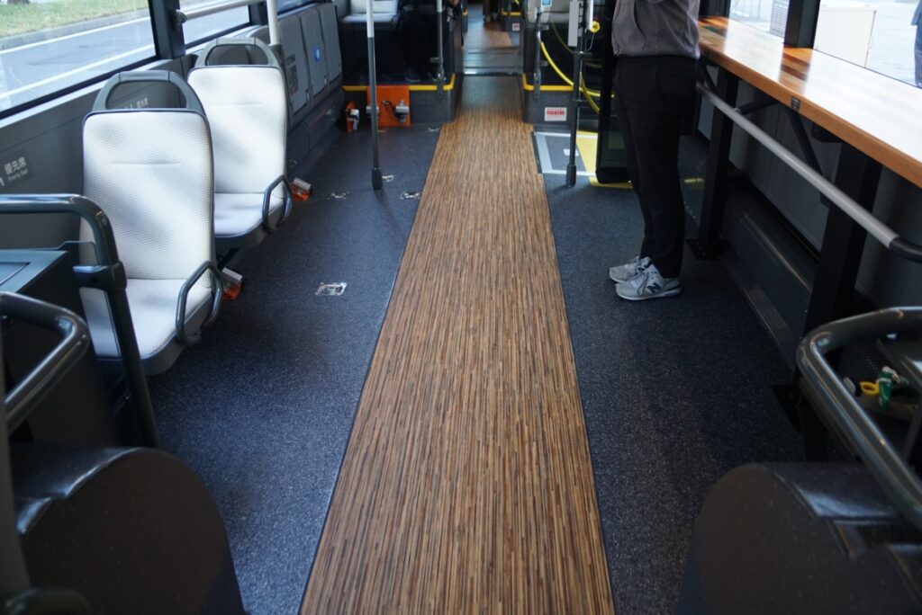 窓際にカウンターがある珍しい形状