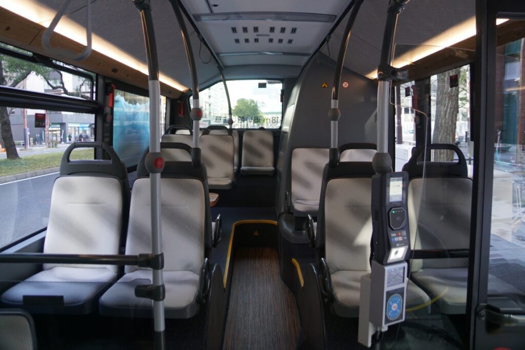 シターロGは後ろの車最後尾左側にエンジンがあるのでそこには座席がない