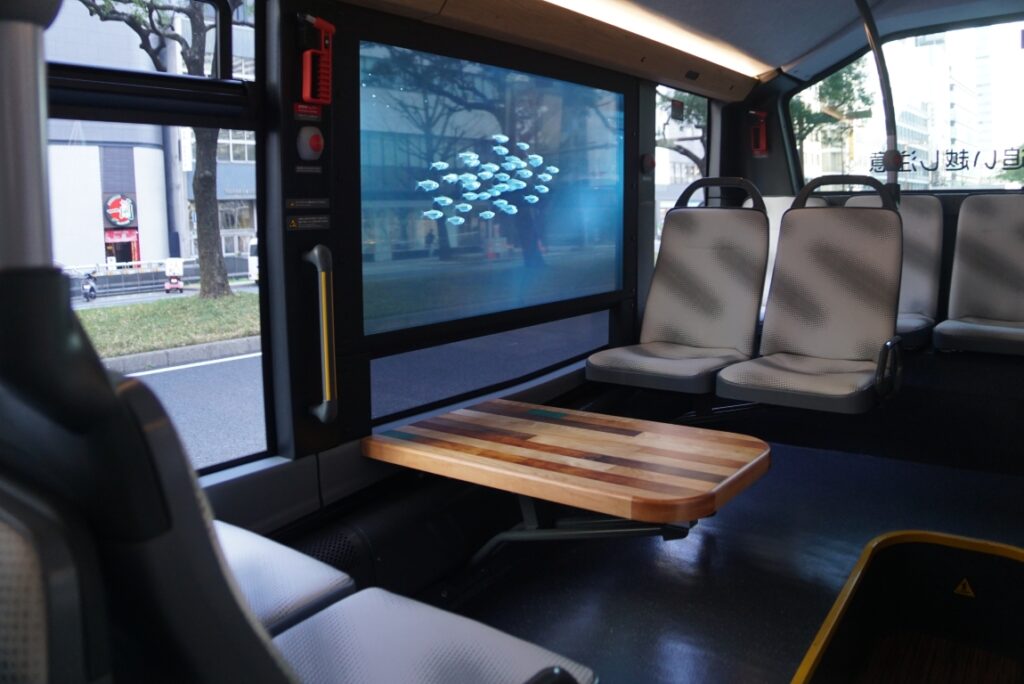 木製テーブルはサロンバスのよう？