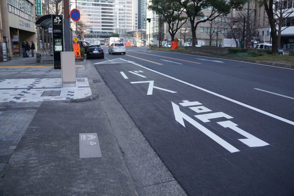 連節車が停車する長いバス停