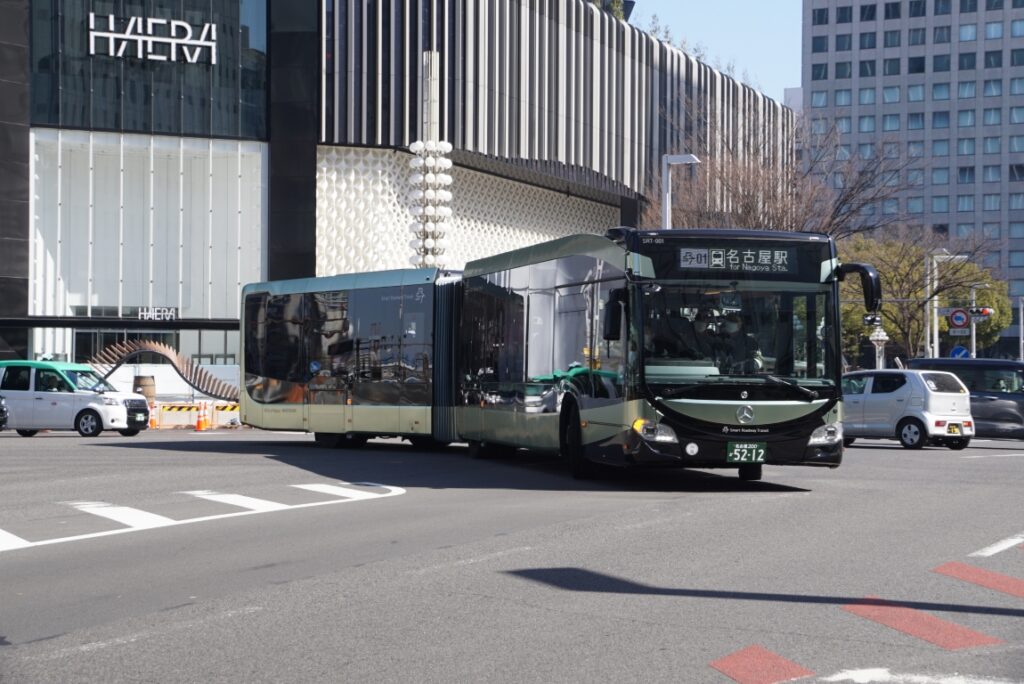 どこから見てもやはり長い連節車