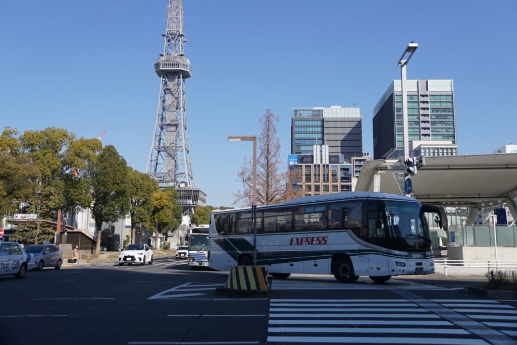 テレビ塔をバックに撮りバスする人は多い？