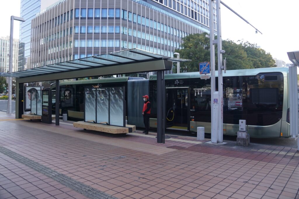 車道側にも歩道側にもベンチが設置された珍しい形状