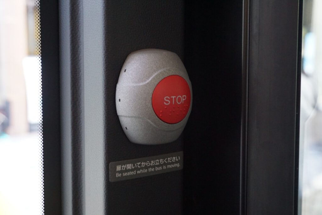 降車ボタンは日本ではあまり見かけない形状
