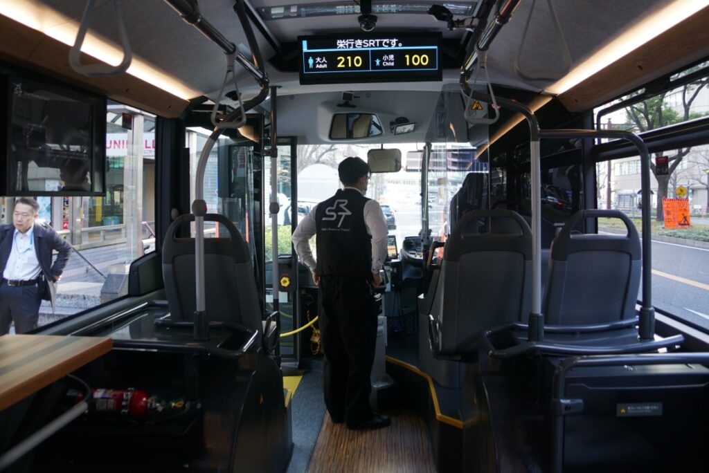 人が立つと幅も広い（2.55m）ことがわかる