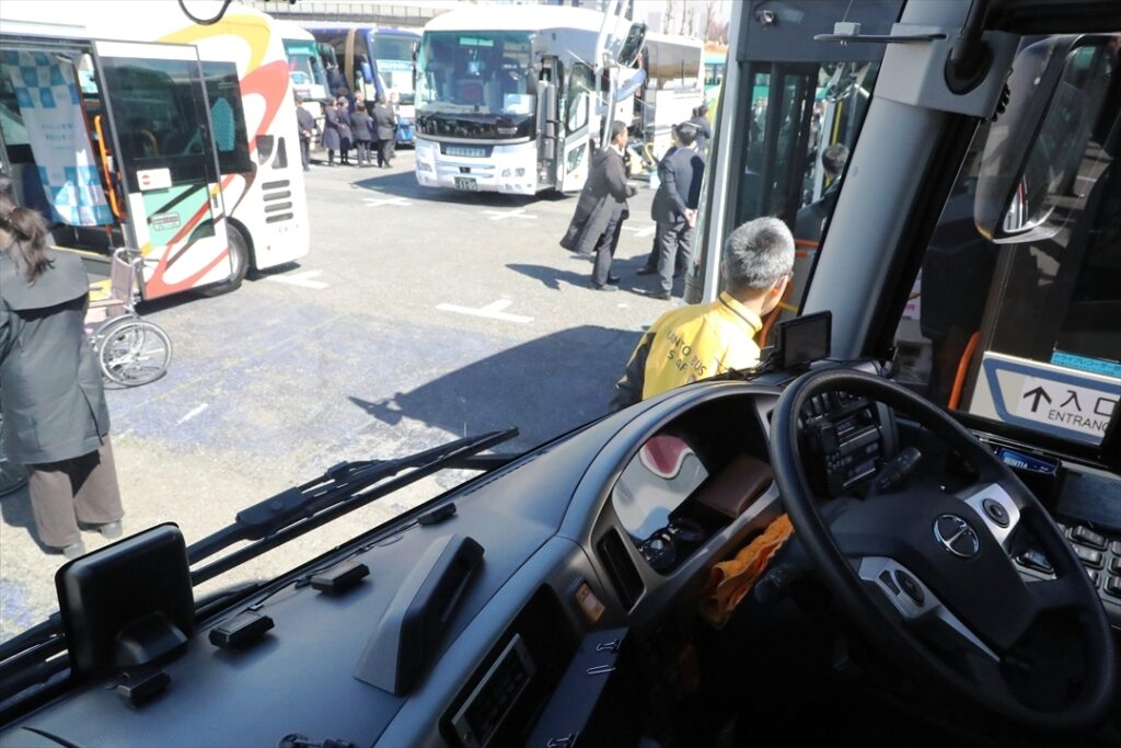 開場と同時に多くの来場者が各社のバスを訪れた