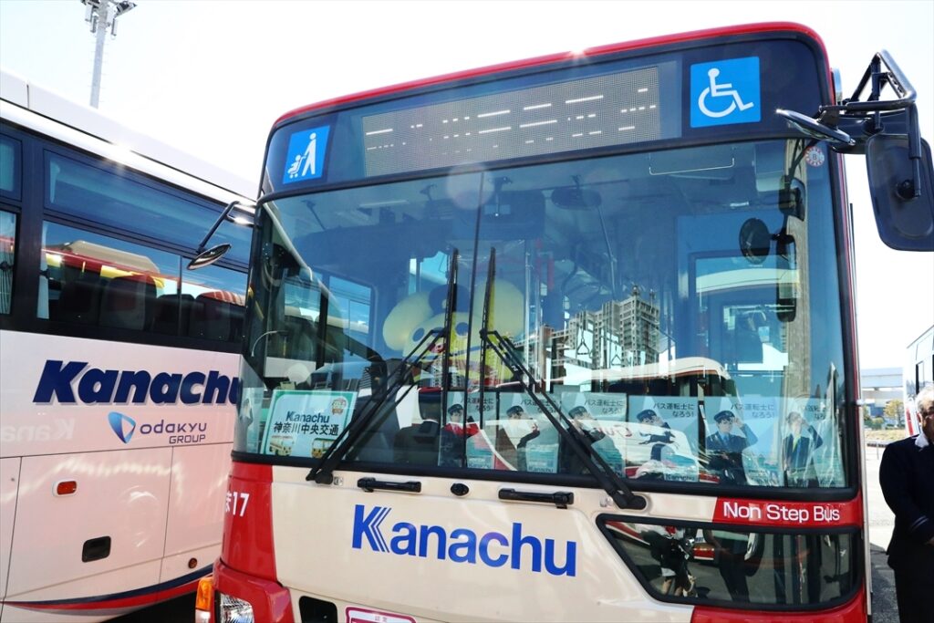 神奈川中央交通(右)は神奈中観光(左)と同時出展