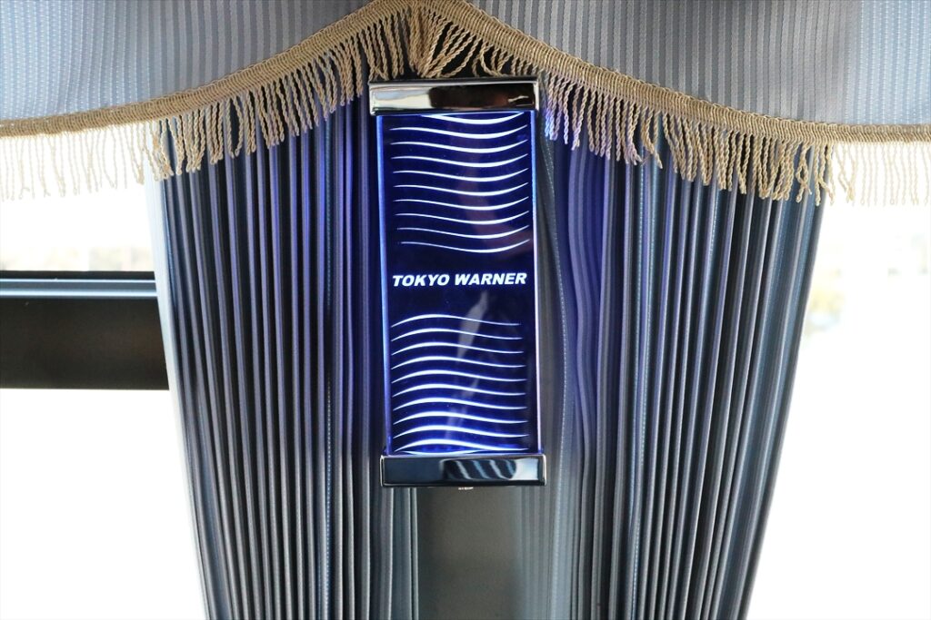 特注イルミネーションが光る東京ワーナー観光バス貸切車の車内装飾