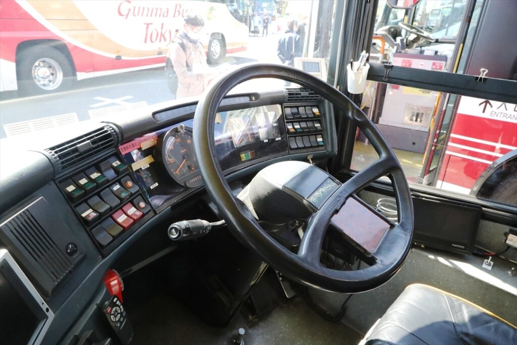 日の丸自動車興業のスカイホップバスは輸入車なので日本車と逆なのが多いがウインカーはその代表か?