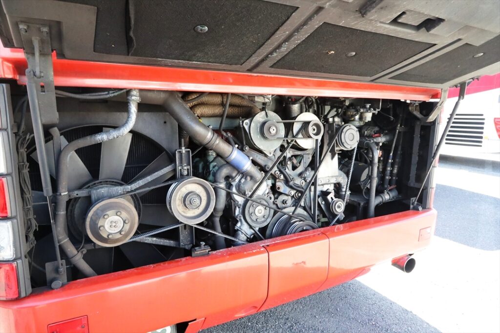 スカイホップバスのデカいエンジンは運転士にとっては強力な味方?