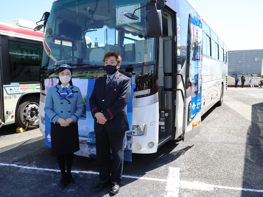 フジエクスプレスは江戸川営業所の旧「富士急行観光」塗色の貸切車