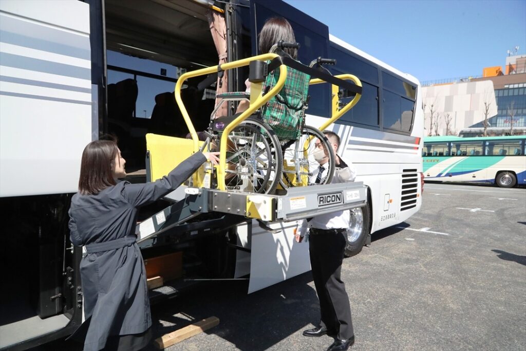 リフトバスでハイデッカー車に乗車する体験を実施した日立自動車