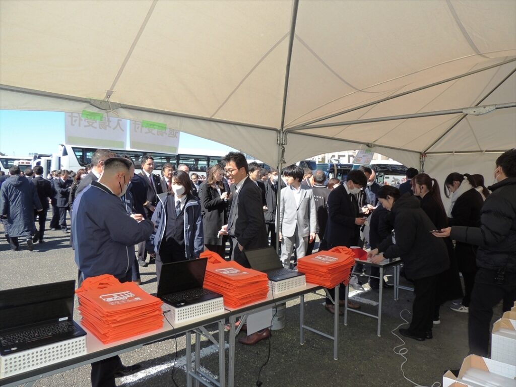 来場者の受付準備中の会場