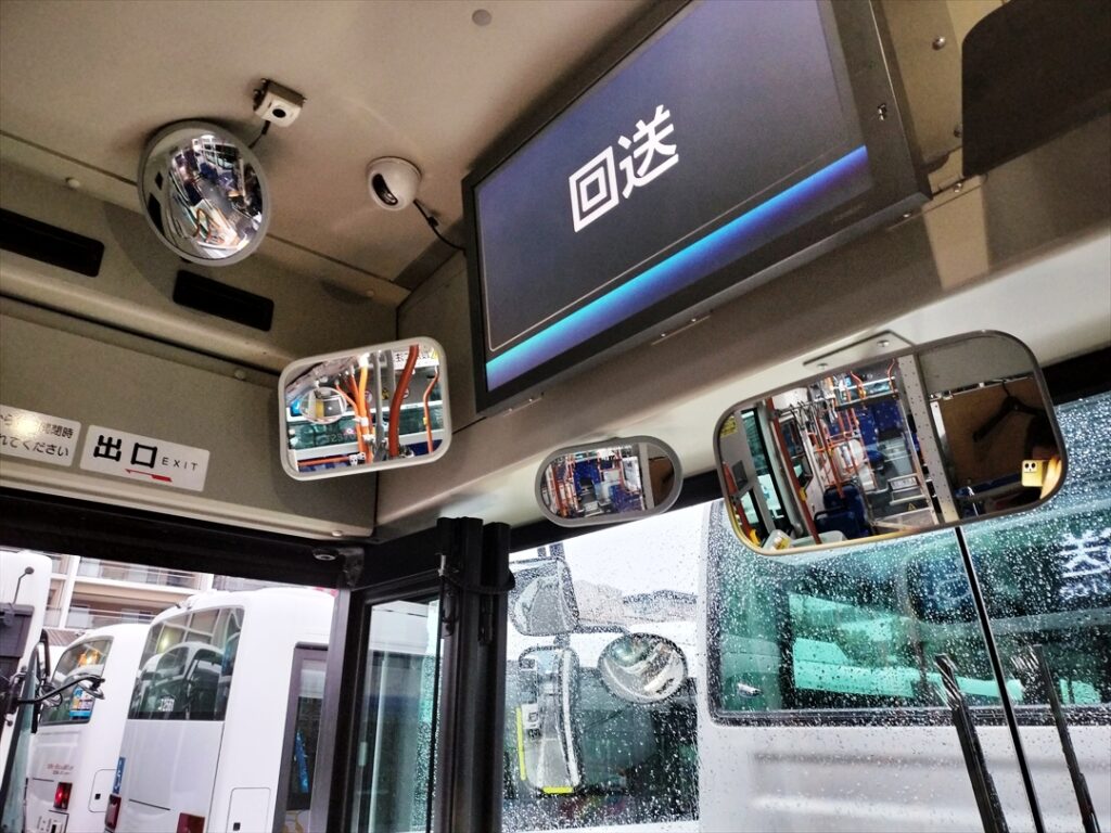 ドラレコは車内外のあらゆる場所を音声も含めてカメラで記録している