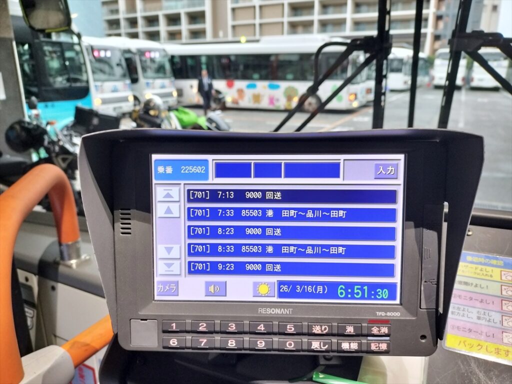 運行を始めれば全停留所の時刻との差がプラスとマイナスで表示されるラムコーダー