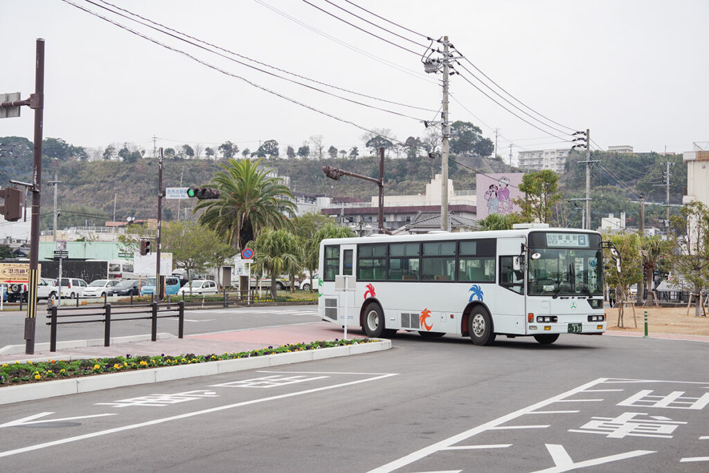 志布志駅前に国鉄志布志線を継いだ代替バスが出入りしている