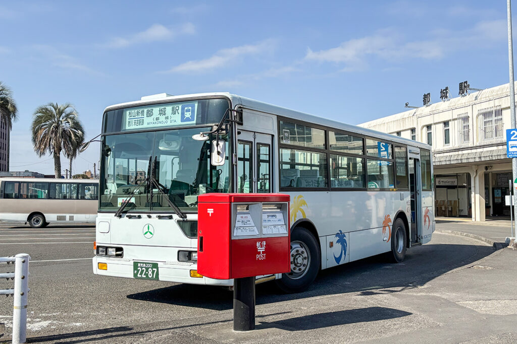 都城駅前のロータリーにバスが乗り入れる