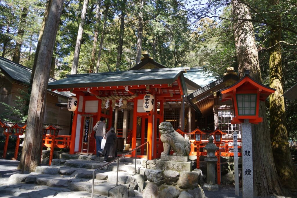 ひときわ赤が目立つ鈿女本宮