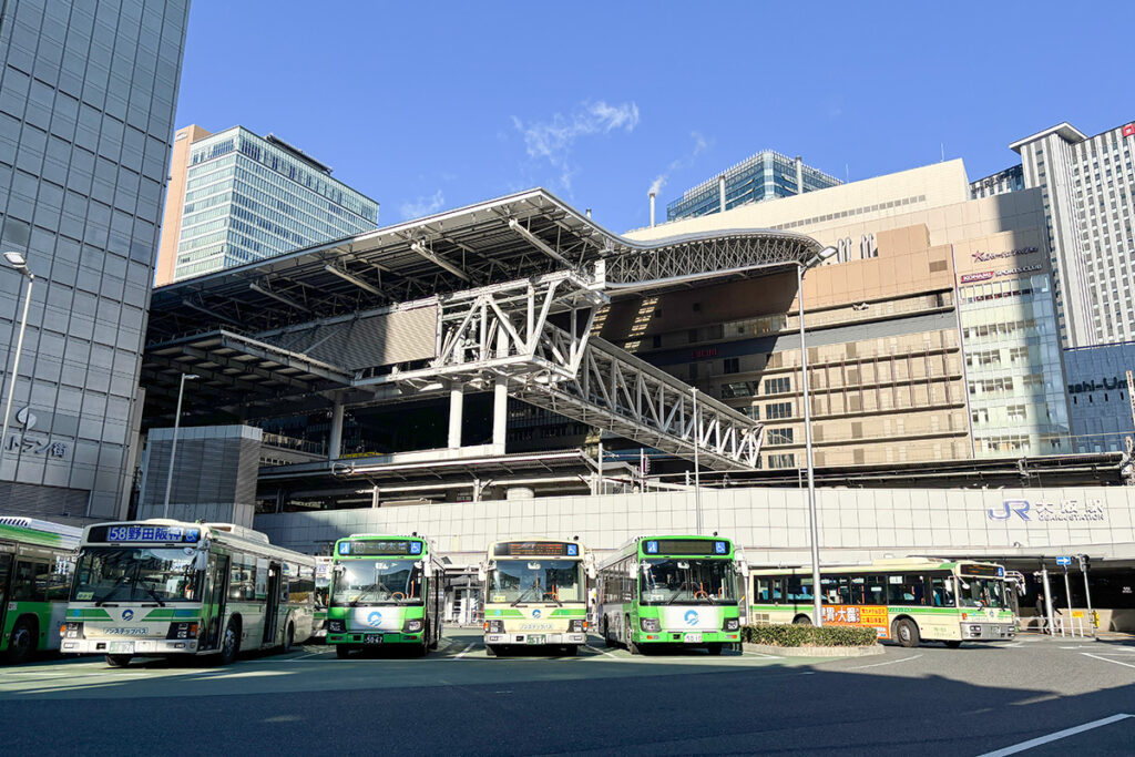 数多くの路線バスが集まる大阪駅前のバスターミナル