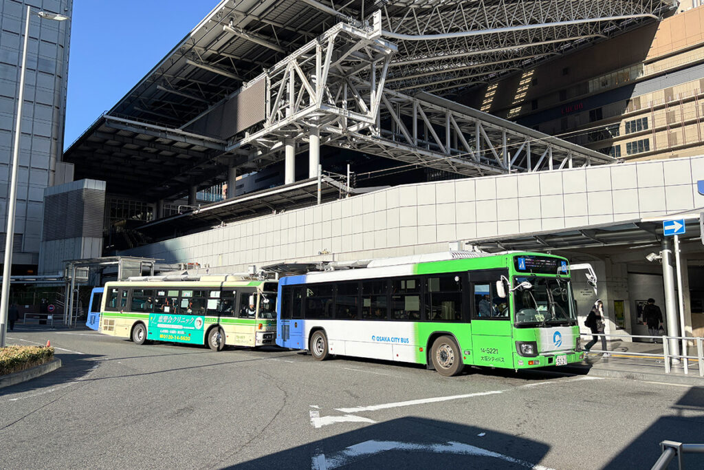 大阪シティバスの新旧カラー。右の新色は2024年式いすゞエルガ