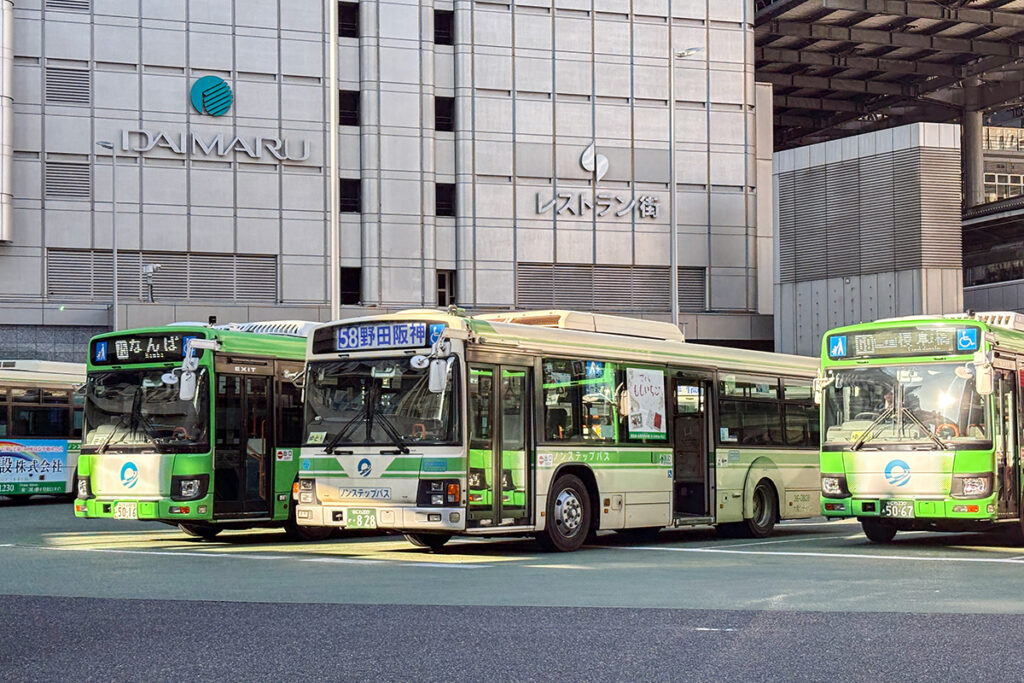 左から2021年式エルガ、2006年式日野ブルーリボン、2022年式いすゞエルガミオ