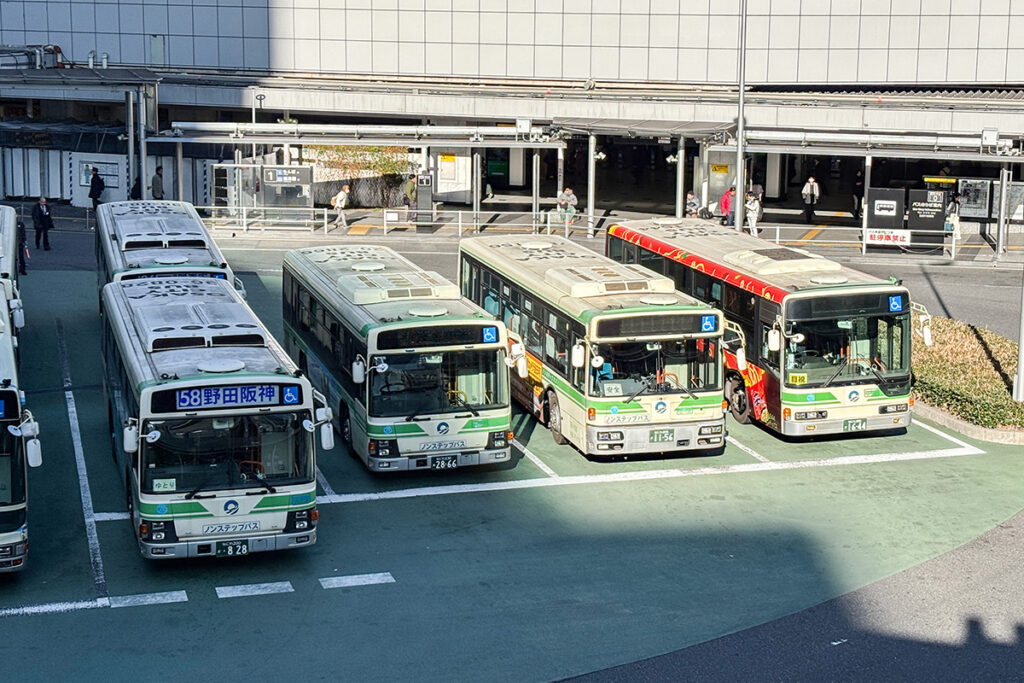 左から2006年式ブルーリボン、2010年式エルガ、2008年式日産+西工車体、2012年式三菱ふそうエアロスターの並び