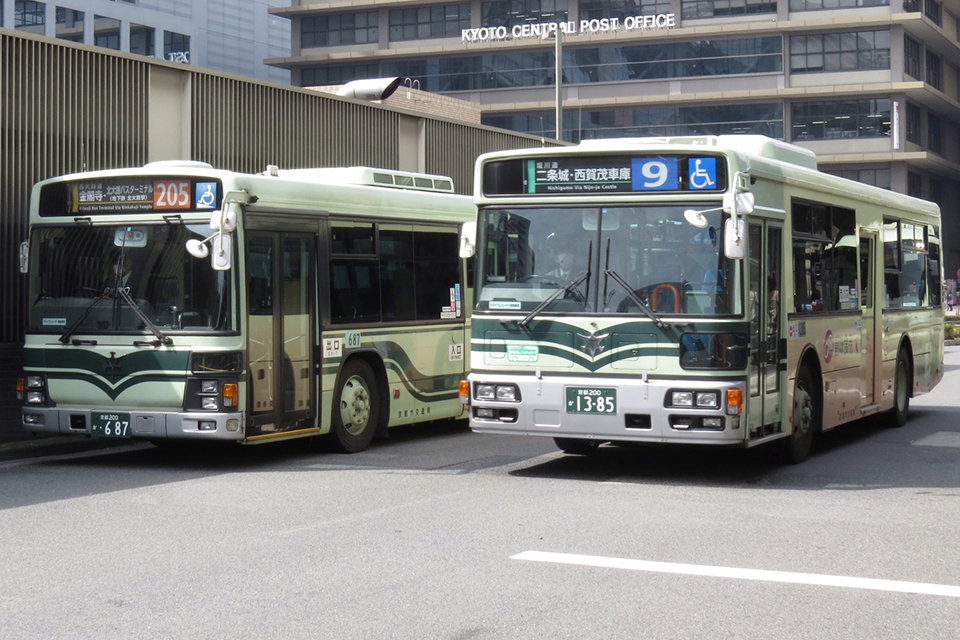 通る筋によって仕切り線が色分けされている2014年以降の方向幕。これが約10年で見納めに