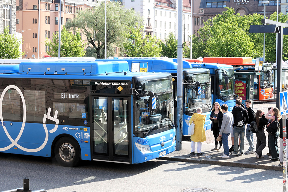 ヘルシンキ中央駅前に並ぶ路線バスはほとんどが充電式電気バス