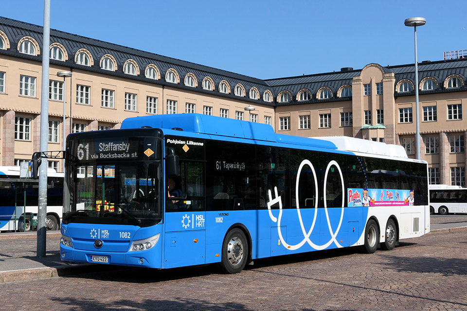 スウェーデン製や中国製3軸の長い車体が使われ、1車両の定員が多い(写真は中国製)