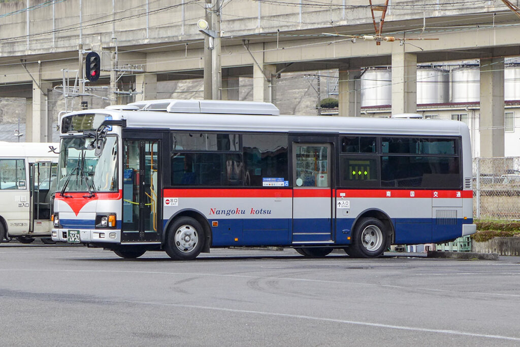 山野線代替バスの一部を担当する南国交通