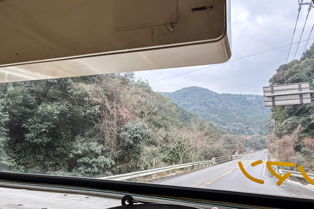 かつてループ線を経由していた山野線同様、バスも標高480mくらいの山越えをする