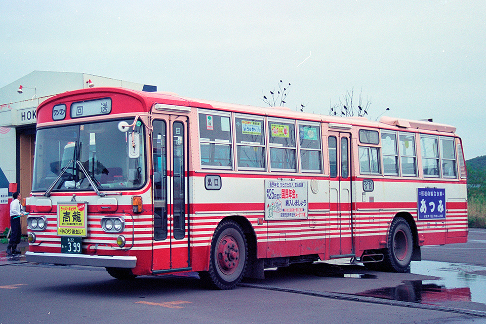 三菱 K-MP518M　前中折戸、エアサスの自社発注一般路線バス用車両。ピンストライプをあしらった旧塗装をまとう。主に市内路線で使用された、一時期の主力車両である