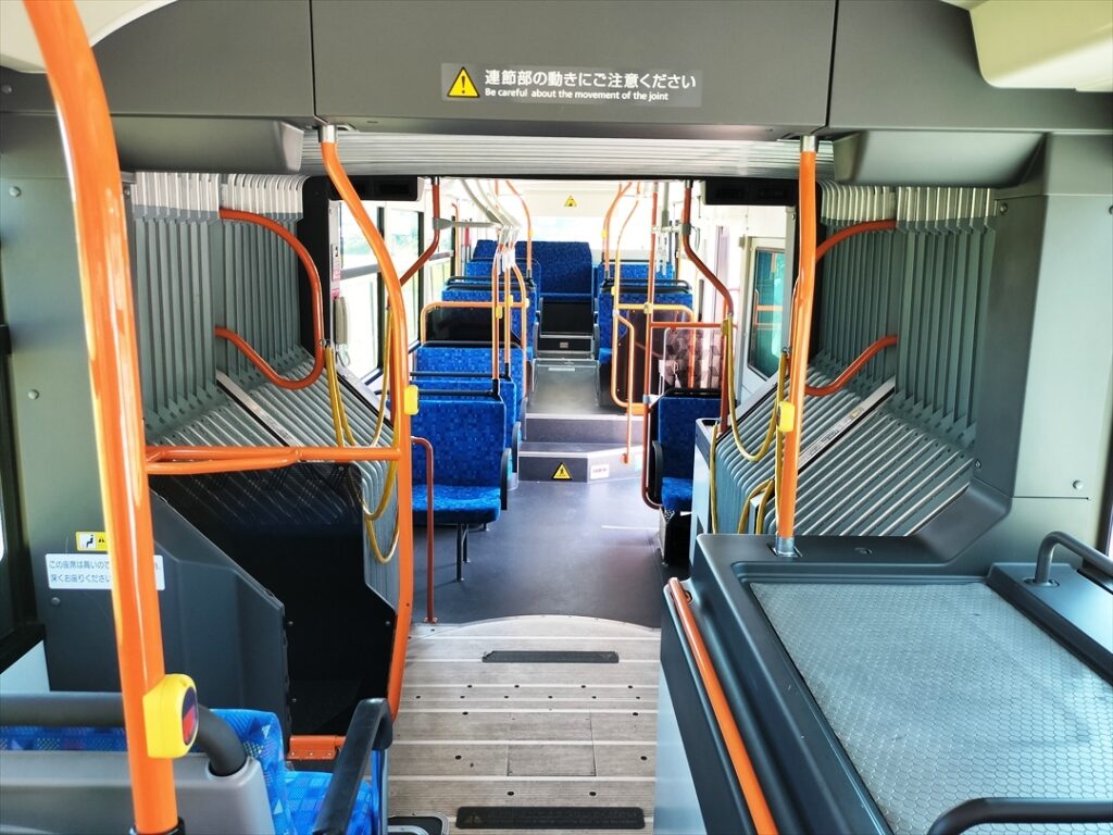 運転士一人当たりの輸送人員を稼ぐために連節車を導入するのも解決策の一つではある