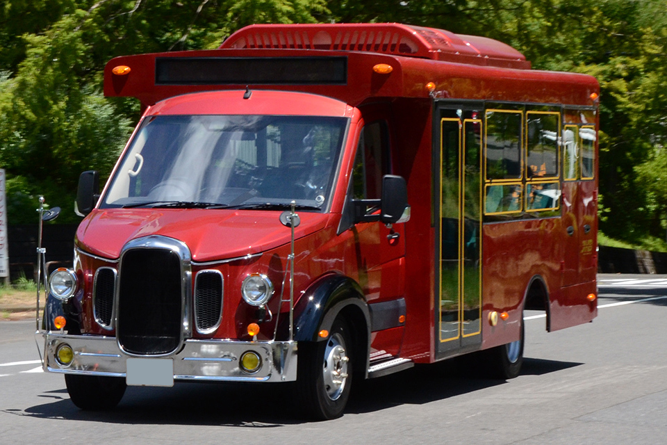 最新型のEVは何とボンネットバスだと!?　真っ赤なボディに最新のテクノロジーを満載!!『オノエンスター・セントロ』だ