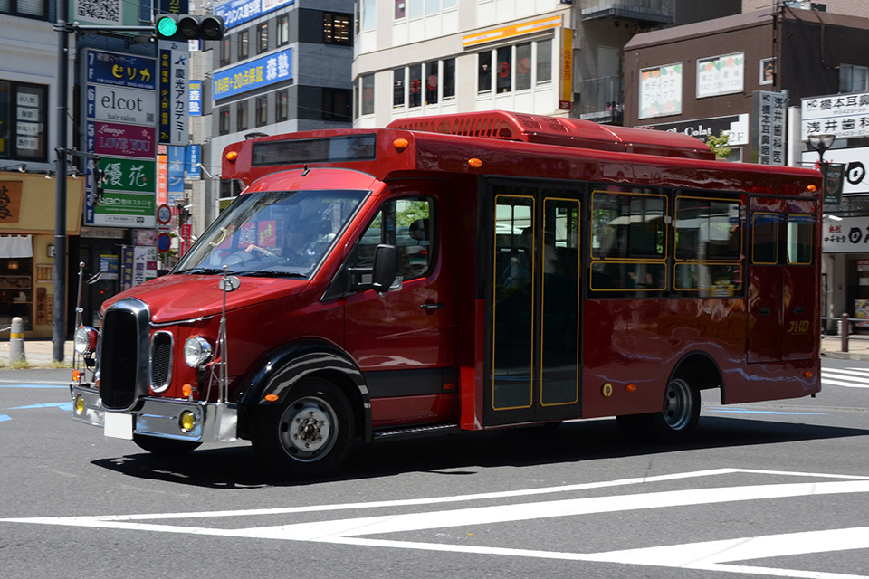 試乗はオノエンスターが走るいつものコース。まずは賑やかな市街地を走行。信号に並ぶ車列の中から、スムーズな発進でスルッと右折。ボンネットタイプとはいえ、さすがは安定した性能のオノエンスターEVだ