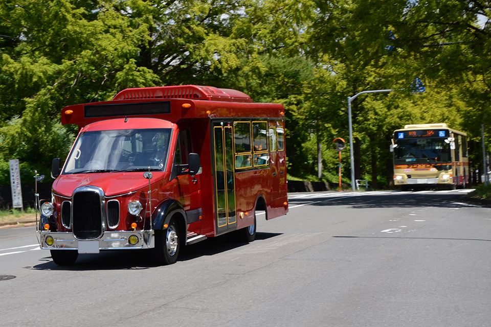 ルートは坂を上り切った頂上付近。静かに、確実に快適な走りを実現する。背後には神奈中のバスが!!
