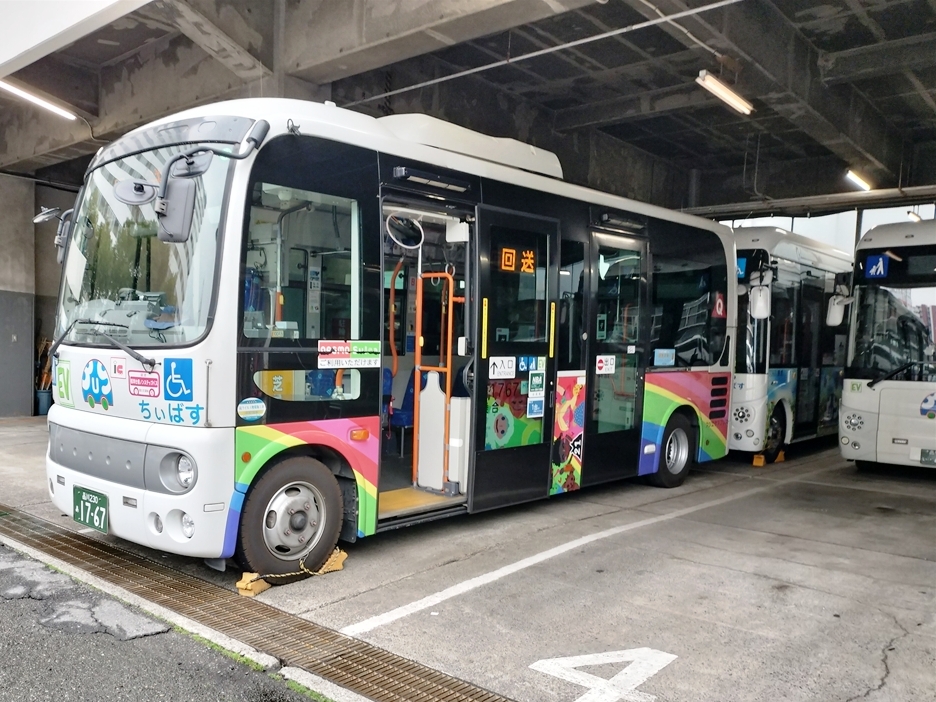 車両出庫で運転する日野EVポンチョ