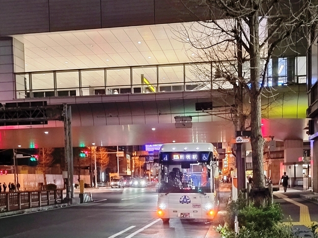 終点の新橋駅で折り返し待ちをするEV車