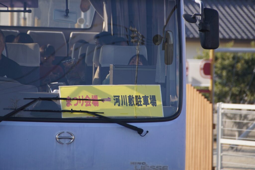 自治体所有の日野リエッセは河川敷駐車場へのシャトルバスに充当