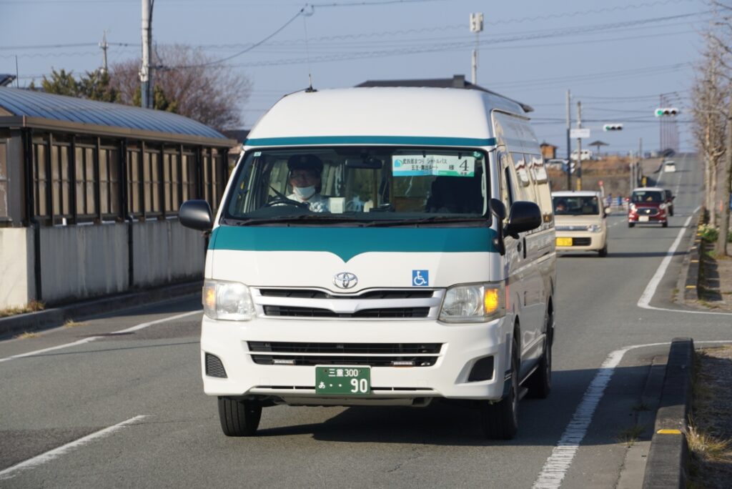 三重交通塗色のハイエースがコミュニティバスの本務車！