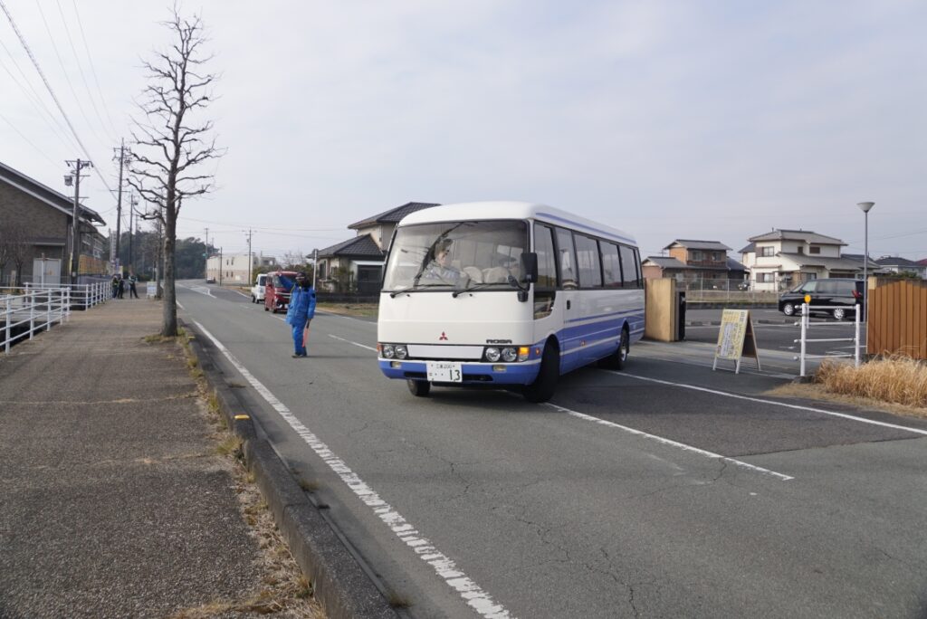 街道沿いだが今となっては交通至便とは言えない場所なのでシャトルバスで来場者を輸送する