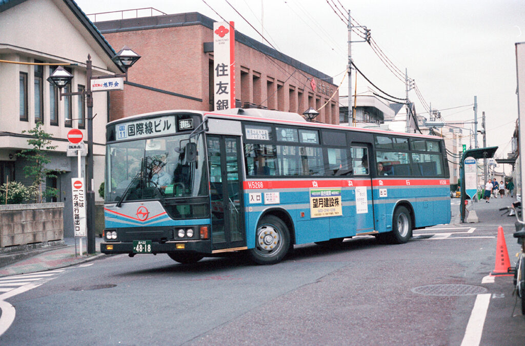 呉羽自工によって架装されたボディは直線基調のデザインで少し異なった