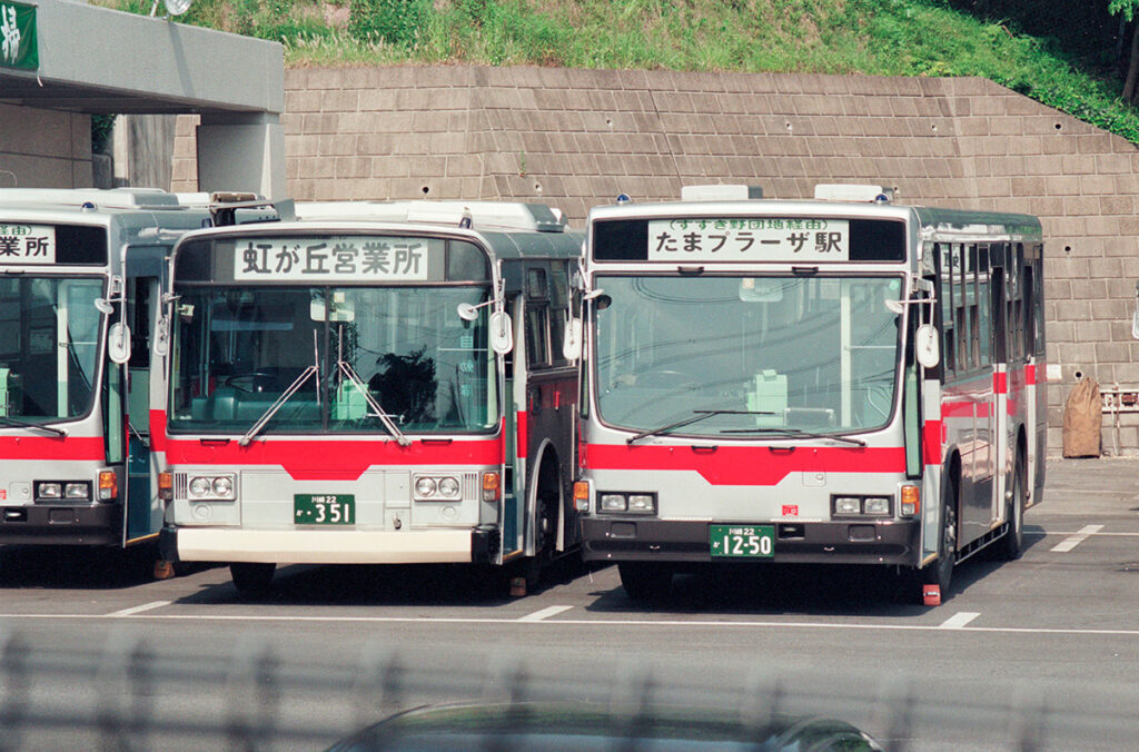 富士重工5Eボディ＋日産ディーゼルU32（左）といすゞキュービックLV314（右）