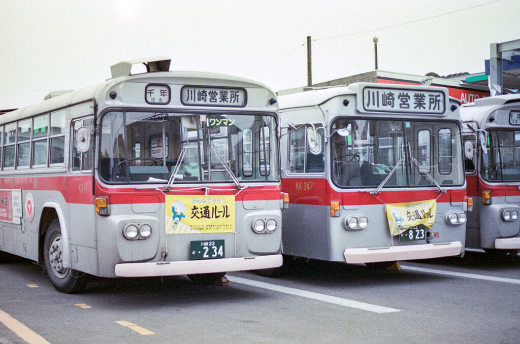 最近は大人しめになった?　平成初期vs令和のバスのデザインにまつわるあれこれが意外と深すぎた!?