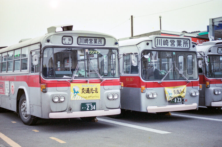 最近は大人しめになった?　平成初期vs令和のバスのデザインにまつわるあれこれが意外と深すぎた!?