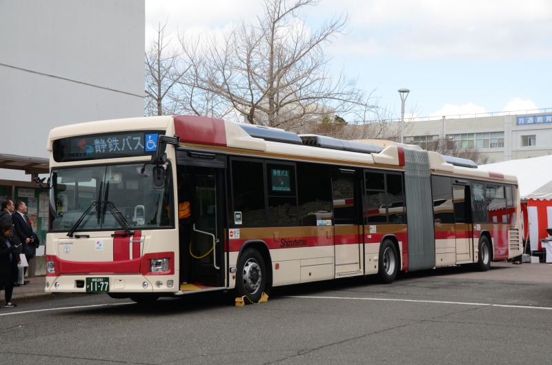 出発式に臨む静鉄バスのニューフェイス　連節バス
