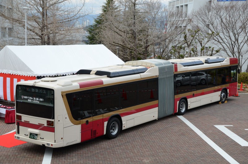 連節バスのリヤビュー　長さが際立って見える